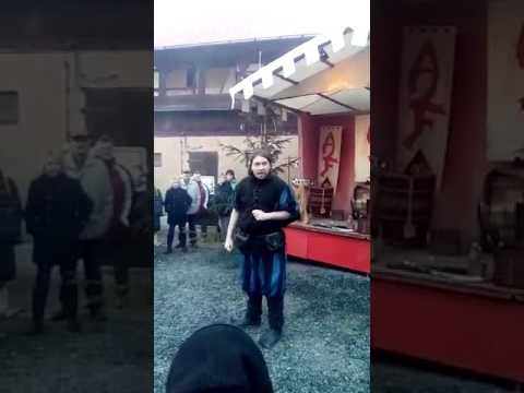 Der Gaukler zeigt Körper Feuer und Feuerfackeln