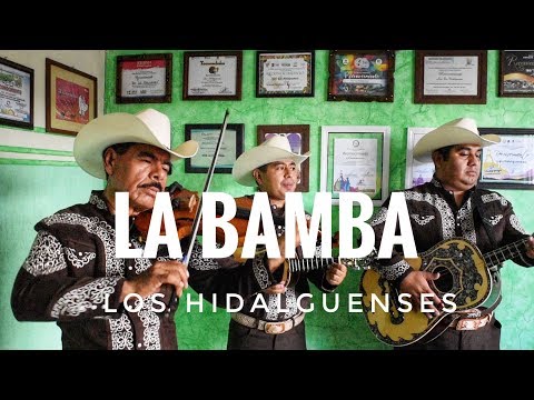 El Trío Los Hidalguenses  toca "La Bamba"