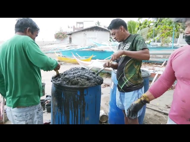 WATCH: Fishermen in Oriental Mindoro collect drums worth of spilled oil