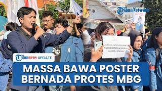 Situasi Demo di Gedung Grahadi Surabaya Tolak MBG & KDMP, Massa Bawa Poster 'Maling Berkedok Gizi'