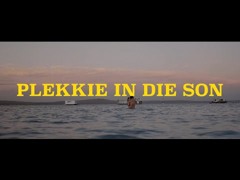 Die Heuwels Fantasties - Plekkie In Die Son ft. Early B (Official Music Video)