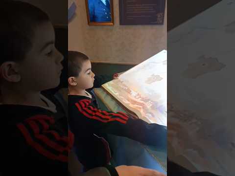 Gino Mamá viendo libro inmersivo  Casa de la Provincia de Tucuman Suipacha 140 Buenos Aires 8/8/26