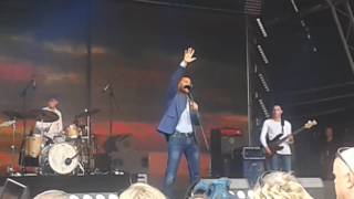 Nathan Moore of Brother Beyond sings Queen's Don't Stop Me Now