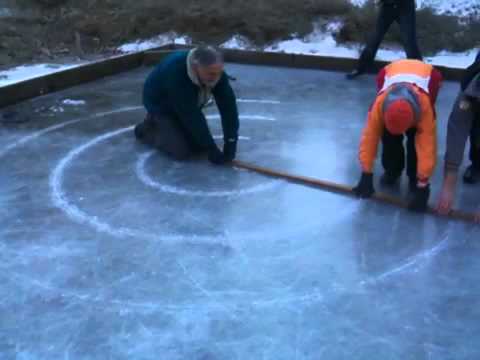 Curling d'altri tempi - preparazione del rink