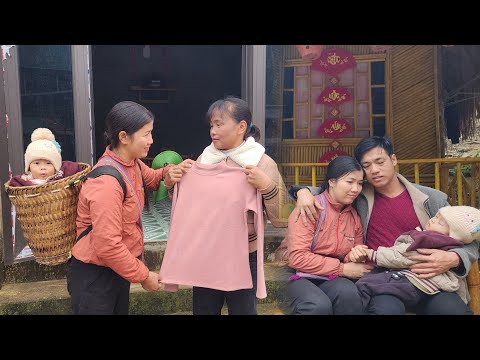 Immense love is expressed through a small gift that a single mother gives to a kind woman.