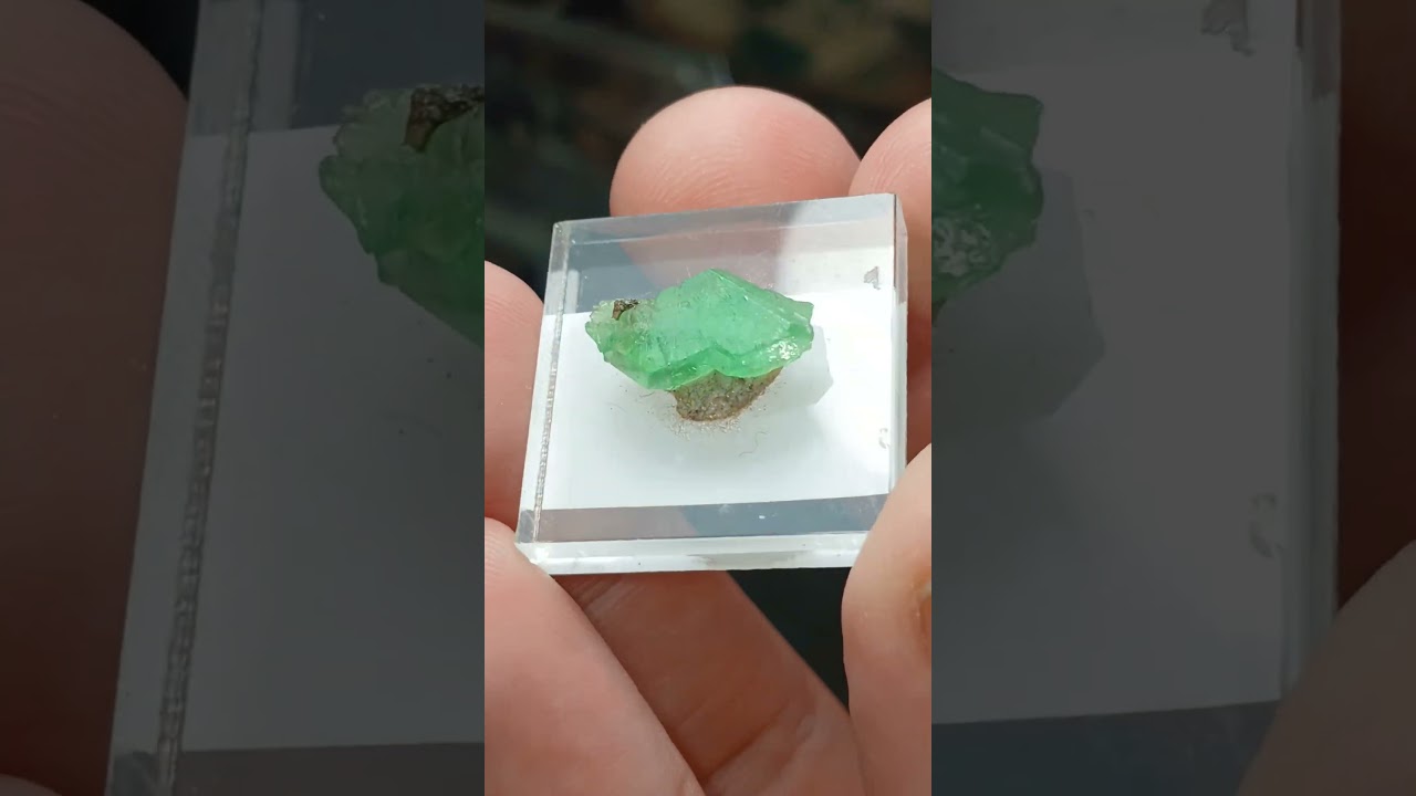 What Makes Demantoid and Tsavorite Garnets Different? #garnets #crystals #science #nature