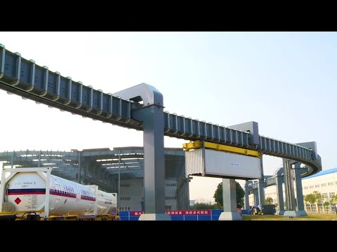 Veja como o sky rail facilitará a transferência de contêineres no porto de Qingdao, na China
