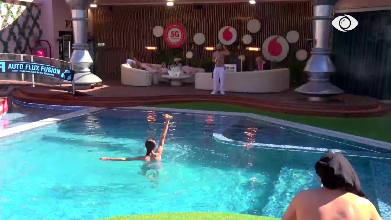 Vserlo lahet në pishinë, Gjesti i hedh banane