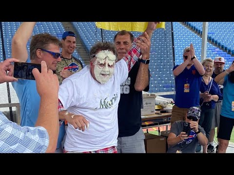 2 On Your Side's Patrick Hammer goes bobbing for wings in blue cheese