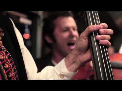 Muzička v bratislavskej nočnej MHD (07.07.2013)