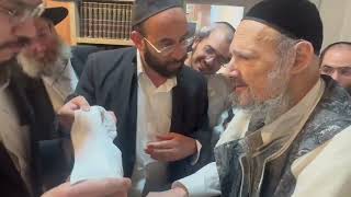 מרגש – הרב דב קוק שליט"א עוטה על גופו הקדוש בהתרגשות את חולצת קדשו של סידנא בבא סאלי זיע"א