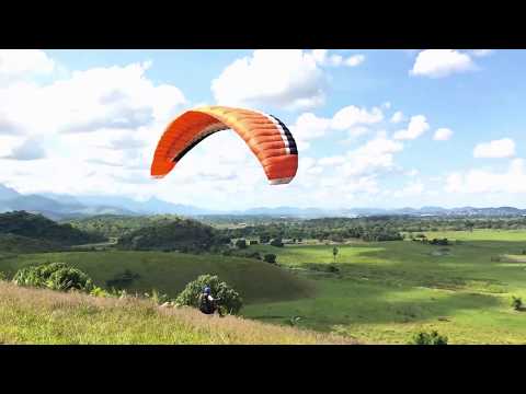 Piloto de NMAX aprendendo a voar de parapente.