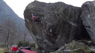 Video thumbnail of Cadi e Muori, 7a+. Val Masino