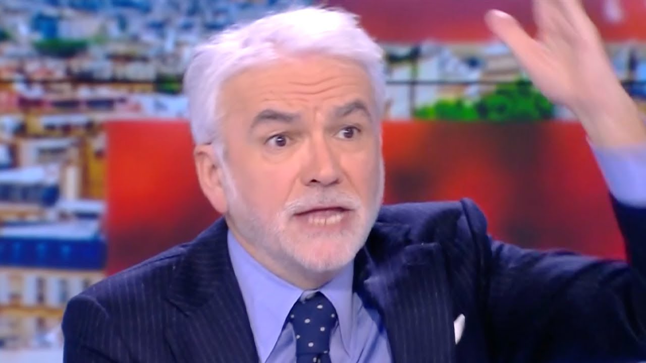 "Ces gens qui sont ministres et font les gugus sur scène, ce n’est pas bien" (Pascal Praud)
