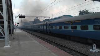 preview picture of video 'Hussainsagar SF Express coasting past Lingampalli.'