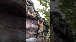 Video thumbnail of Boulder Rosa, V7. Igatu