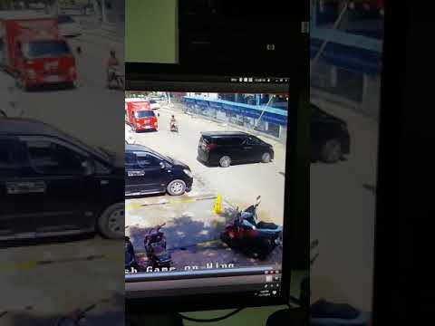 恐怖！西港工地铁管天降射穿车顶