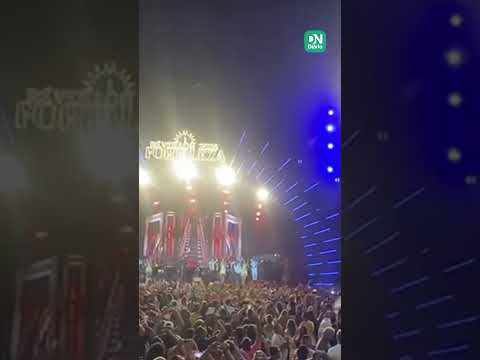 Vicente Nery faz chuva de pétalas de rosas em encerramento de show em Messejana