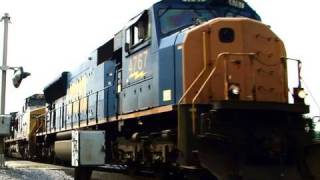preview picture of video 'Fast CSX Train Thru Sunnyside Ave'