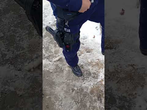 Does this police officer have knowledge and is his behavior normal?