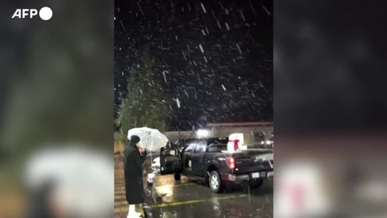 Arabia Saudita, rara nevicata sulla citta' di Hail