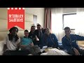 Stefan en Quincy, medewerkers van de Sparta Banen Marsch, verrast door VriendenLoterij
