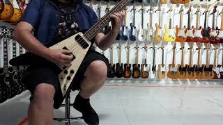 Video thumbnail for DEMO EPIPHONE FLYING V BASS 1998 - Guitar Shop Barcelona by Guitar Shop Barcelona