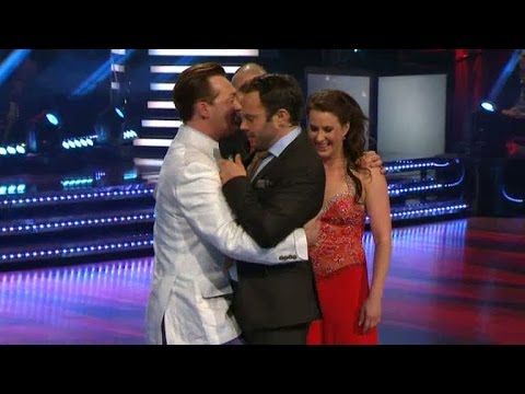 Tony Irving demonstrerar tangons kroppskontakt - Let’s Dance (TV4)