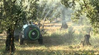 preview picture of video 'Traktör ve ilginç ağaç sulama ya da ilaçlama römorku, Yalova Armutlu'dan... 2012-2299'