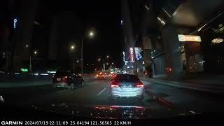 Re: [問題] 併排停車不打雙黃燈下去吃鍋