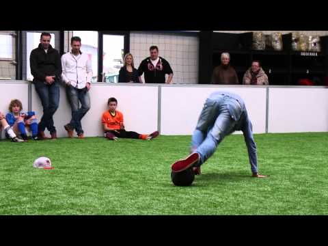 Freestyler & balvirtuoos Josh bij Soccer Inside Tubbergen