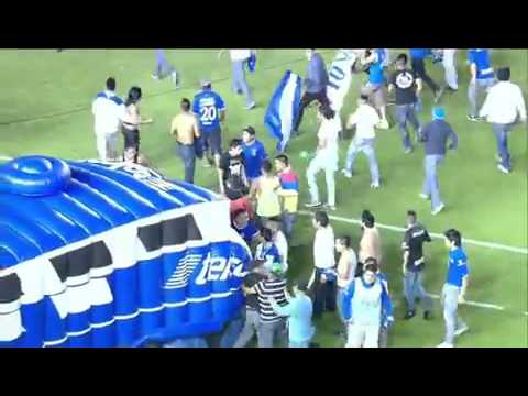 Aficion del c azul se mete al campo