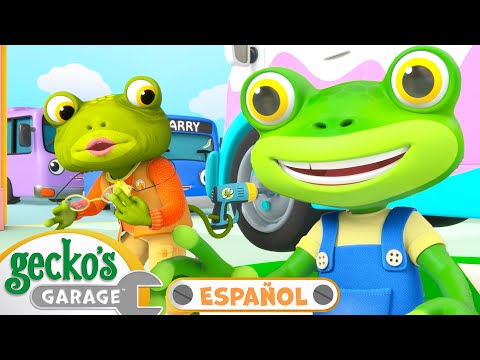 La abuela Gecko al rescate | 🐸 Garaje de Gecko | Carros para niños | Vídeos educativos