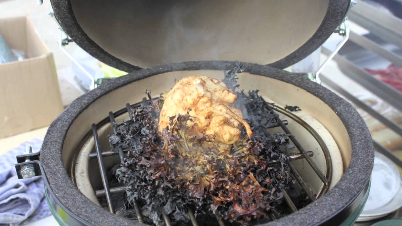 Leonard Elenbaas in actie met de Big Green egg