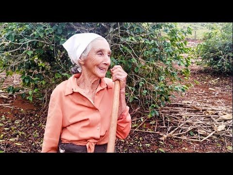 Com 83 anos ela mantém sua roça limpinha # e planta de tudo para o consumo...