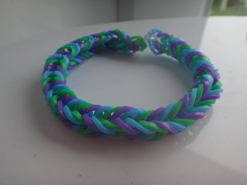 Part of a video titled tuto bracelet rainbow loom élastiques sans machine - YouTube