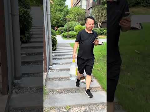 玩手机入迷了哈哈#看一遍笑一遍 #笑到肚子疼#劇情#搞笑#人生百態#funny#shorts
