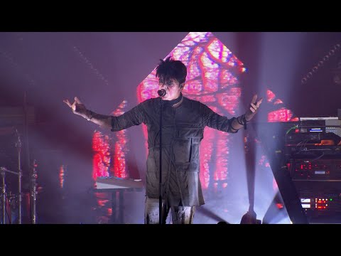 Videoclip de In A Dark Place (Live) — Gary Numan