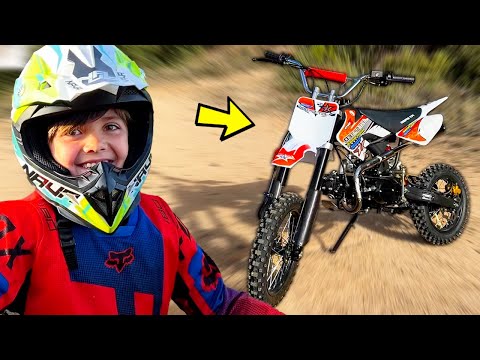 LE REGALO UNA MOTO A MI HERMANO PEQUEÑO!!