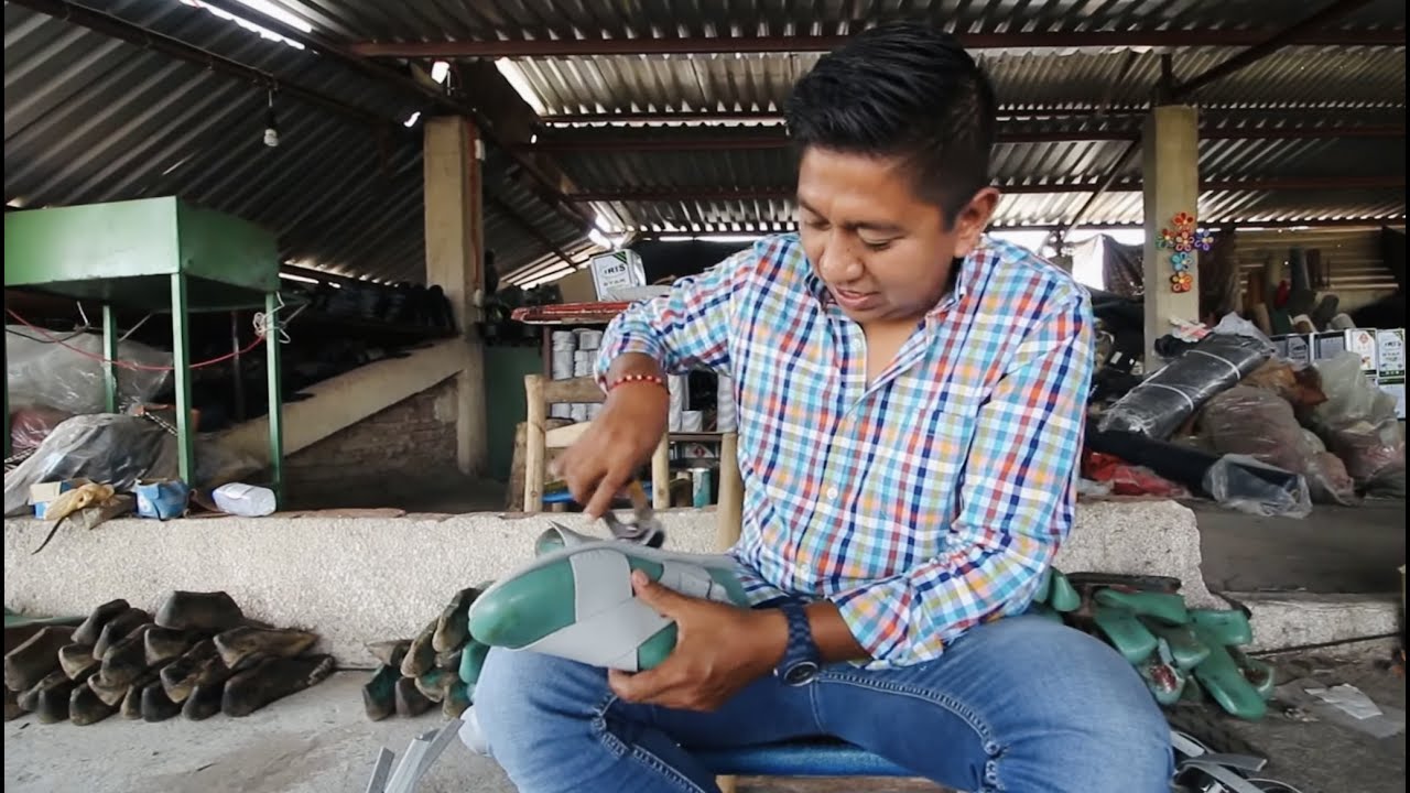 Así se elaboran los Huaraches de Tierra Caliente!!!