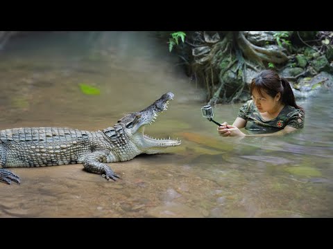 Reckless girl attacks giant crocodile in the middle of swamp! 🐊,SALVAJE SOLO