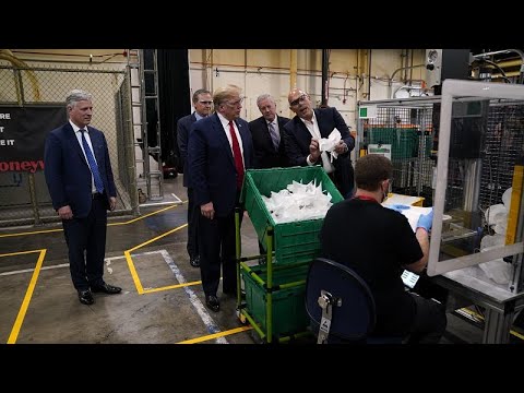 ترامب يزور مصنعاً للكمامات من دون أن يرتدي واحدة