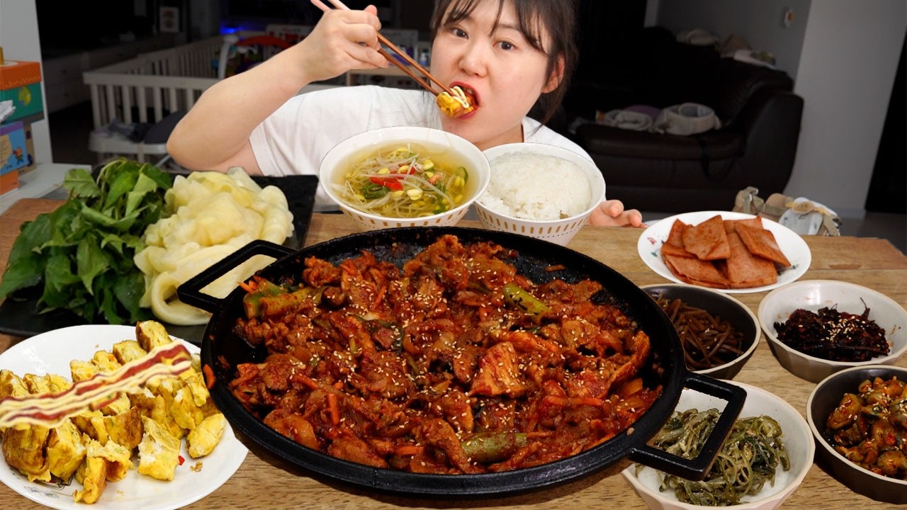 집밥 먹방 토치로 불맛 확 입힌 제육볶음과 푸짐한 밑반찬, 콩나물국, 양배추쌈🍚늦은 육퇴 후 먹는 밥은