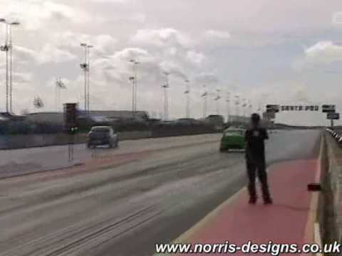 Ein großer Motor und ein tolles Auto. Hören Sie sich, dass Motor