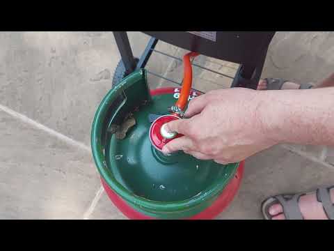 Connect and disconnect a gas cylinder for a barbecue