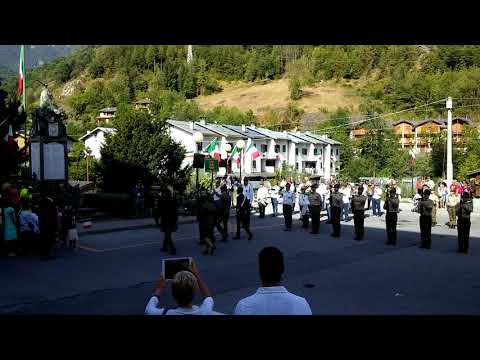 GLI ALPINI DEPONGONO LA CORONA AL MONUMENTO DEI CADUTI A VERNANTE. (CN) 27 - 8 - 2017