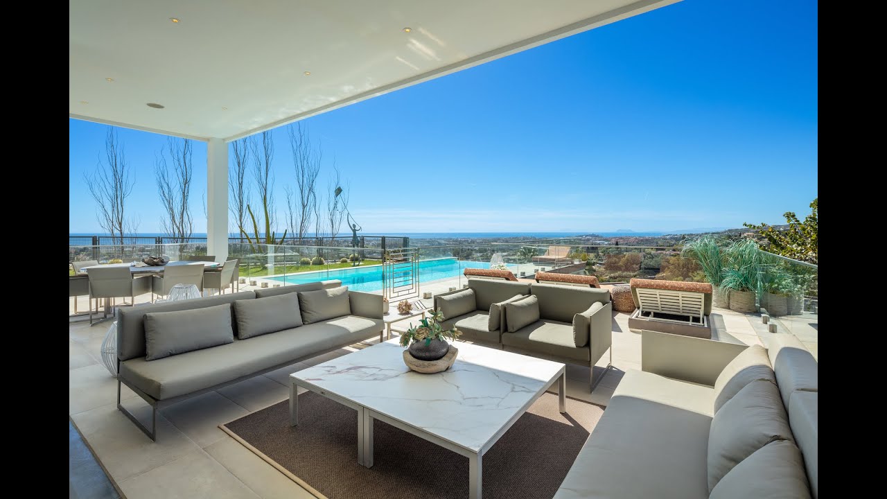 Villa avec un design intérieur avant-gardiste et une vue magnifique à vendre à El Herrojo, Benahavis