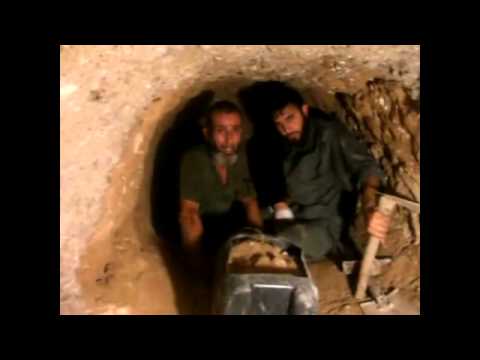 عملية حفر الخنادق في حي العمال في مدينة دير الزور