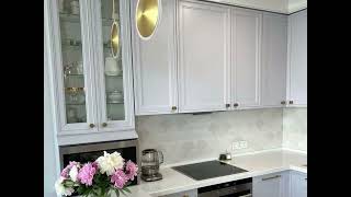 Неоклассическая угловая белая кухня со стойкой Проект 127 фото 4