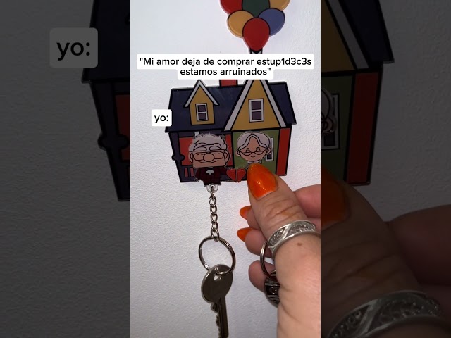 Vídeo relacionado con AUTOZOCO Llavero Carl, Película UP, dibujos animados, Colgante, Porta llaves de Carl, Llavero 3D UP, Compatible con Disney, Silicona